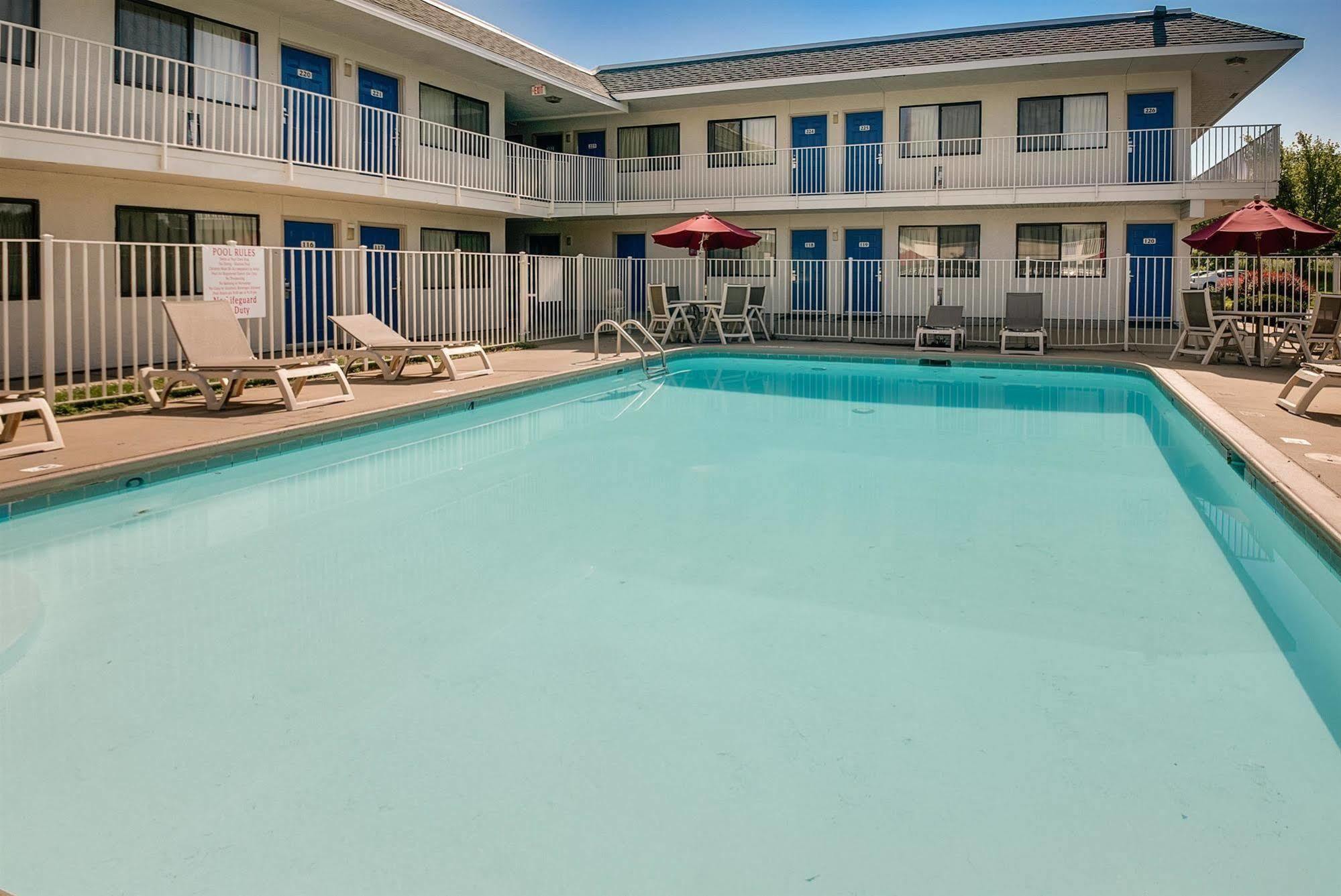 Hotel 6-lenexa, Ks - Kansas Southwest Lenexa